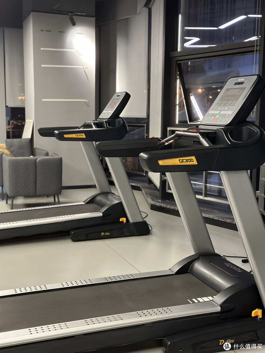 最经典的“晾衣架”，哦不，健身器材非跑步机不可